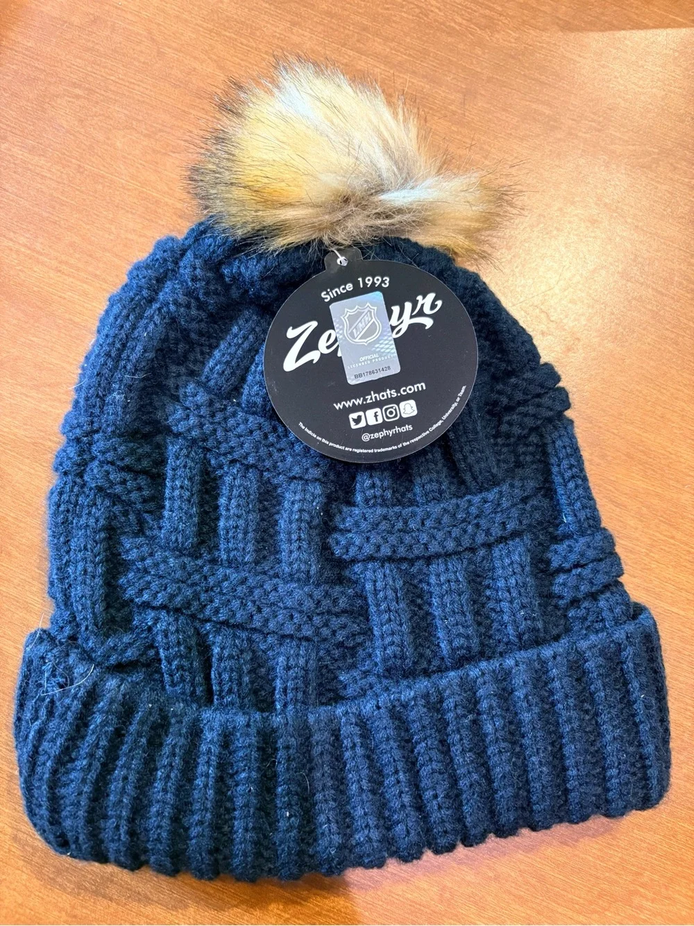 NWT Woman's Winnipeg Jets Navy Blue Cozy Beanie Hat